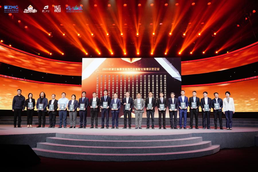 7790必发集团构筑科技集团总经理朱快（右二）现场领奖.jpeg